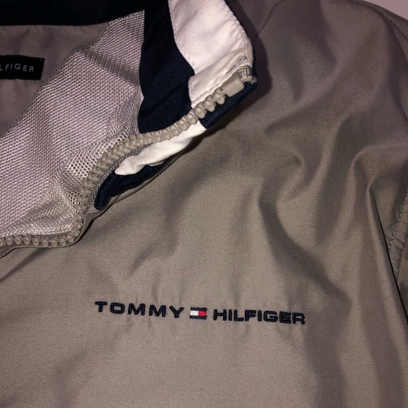 Large Tommy Hilfiger windbreaker with roll up hood - Picture 5 of 8